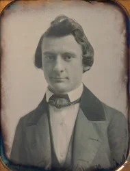 Jovem de Fato e Gravata de Três Partes, 1850s. Criadores: Josiah Johnson Hawes, Albert Sands Southworth.