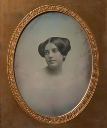 Jovem Mulher com Cabelo Estilizado em Dois Pãezinhos, 1850s. Criadoras: Josiah Johnson Hawes, Albert Sands Southworth.