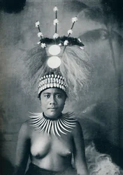Uma mulher samoana que usava uma coleira de dentes de cachalote e uma touca cerimonial, 1902