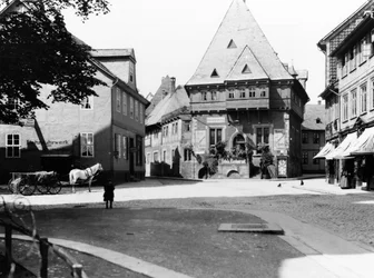 Um antigo hotel na praça da cidade, Goslar, c.1910