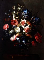 Iris, peônias, convolvuli e outras flores em uma urna sobre um pedestal