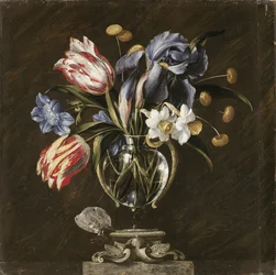 Tulipas, narcisos, íris e outras flores em um vaso de vidro em um suporte esculpido, com uma borboleta