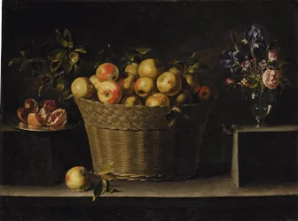 Maçãs num cesto de vime, uma romã aberta num prato de prata e rosas, íris e outras flores num vaso de vidro, num parapeito de pedra