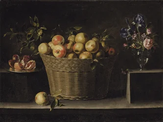 Maçãs em uma cesta de vime, uma romã em um prato de prata e flores em um vaso de vidro