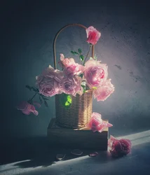 Cesto de rosas cor-de-rosa