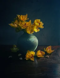 Natureza morta com orquídea dourada