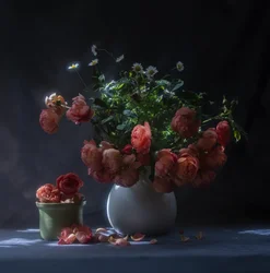 Natureza morta com rosas melancólicas