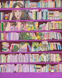 Mulher com estante de livros colorida