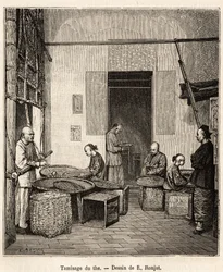 A peneiração da pólvora, para separar os grânulos de acordo com seu tamanho e qualidade antes da última secagem que lhes dá seu perfume, em uma fábrica de pólvora na Baía de Fati (Província de Cantão), gravada após um desenho de J. Ferat ilustrando