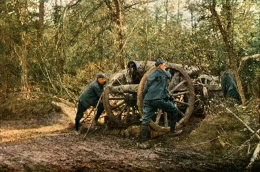 Três soldados franceses na floresta com um Howitzer, Verdun, em setembro de 1916 (autocrômico)