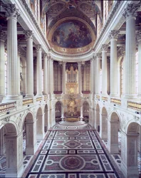 Vista interior da capela, iniciada em 1699 e concluída por Robert de Cotte em 1710