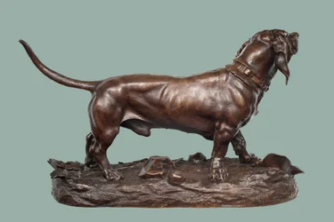 Um Basset Hound (bronze com patina castanha)