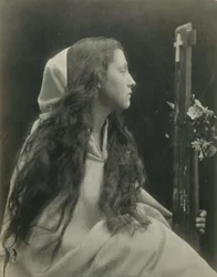 «Senhora com um crucifixo» Mary Ann Hillier