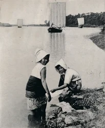 Uma lavanderia na borda dos rios, c1900, 1921
