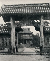 Portões do templo Tanjo-ji, dedicado a Nichiren, c1900, 1921