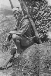 O coolie de meia-idade se sentou às pressas no banco para nos passar em revisão, c1900, 1921