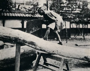 Serrar e aplainar são feitos com um puxão em vez de um movimento de direção, c1900, 1921