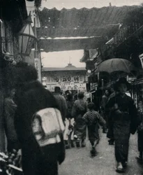 A rua do teatro em Kyoto é uma das estradas mais interessantes do mundo, c1900, 1921
