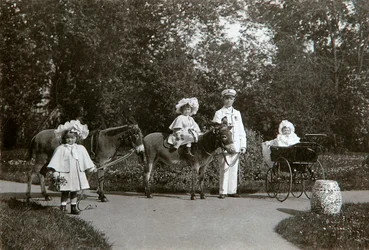 Grã-duquesa Olga, Tatiana e Maria da Rússia, Tsarskoye Selo, Rússia, c1899-c1900