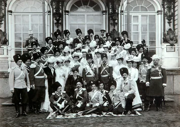 Família imperial russa fora do Palácio de Catarina, Tsarskoye Selo, Rússia, início do século XX.