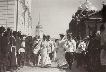 A família real russa visitando o Mosteiro de Sarov, Rússia, 1903