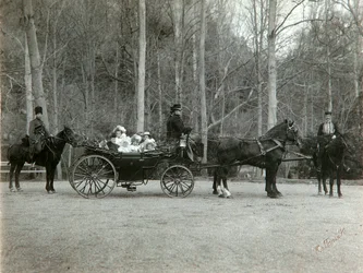 O czar Nicolau II da Rússia com sua família no parque de Tsarskoye Selo, Rússia, do século XX.