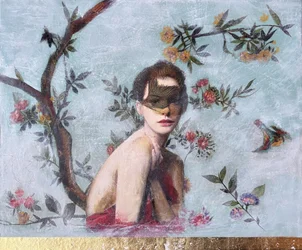 Retrato de uma mulher enmascarada no jardim