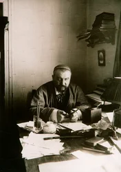 Alexander Kuprin, escritor russo, em sua mesa, Gatchina, Rússia, início do século XX.