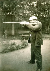 O autor Alexander Ivanovich Kuprin (Alexandre Ivanovitch Kouprine) (1870-1938) em Gatchina.