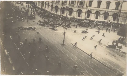 Tropas do governo disparando contra manifestantes, 4 de julho de 1917, 1917