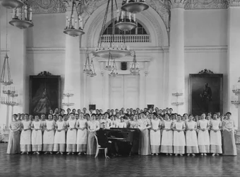 Alunos do Instituto Smolny para Donzelas nobres em uma aula de música, c. 1913