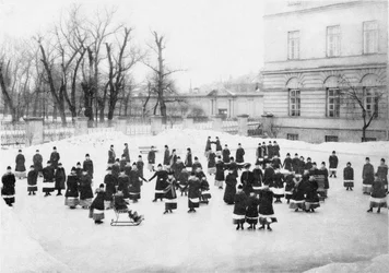 Alunos do Instituto Smolny para Donzelas nobres em Winter Walk, c. 1913