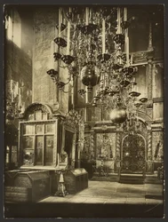 O Kremlin: vista interior da Catedral do Arcanjo, construída em 1333