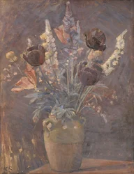 Vaso de barro com tulipas e outras flores