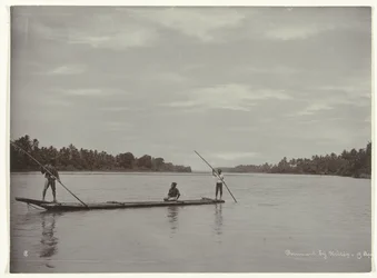 Atravessar um rio com um longo barco de troncos
Travessia em Kreteg (...) (título sobre o objecto)