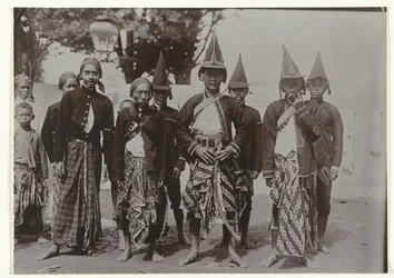 Homens javaneses de uniforme