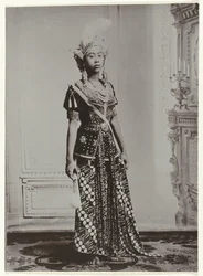 Retrato de uma mulher javanesa segurando uma ventoinha e uma coroa na cabeça