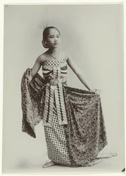 Retrato de estúdio de um bailarino javanês
Retrato de uma jovem javanesa em sarong