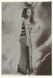 Retrato de estúdio de uma dançarina javanesa com efeitos de luz de fundo Retrato de estúdio de uma jovem javanesa em uma pose de dança