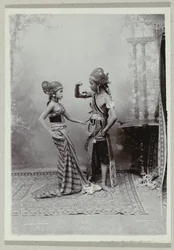 Retrato de estúdio de dois dançarinos javaneses em roupas tradicionais e maquiagem