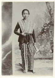 Retrato de estúdio de uma jovem javanesa em um sarongue batik e uma camisa quadriculada