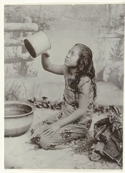 Retrato de estúdio de uma jovem lavadeira javanesa