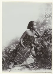 Retrato de estúdio de uma jovem javanesa sentada