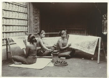 Três mulheres javanesas desenham Batik Designs on Cloth
Três mulheres javanesas em sarong desenham padrões batik em tecido