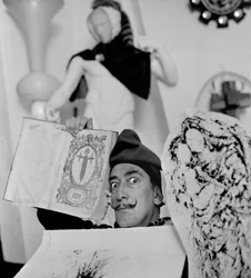 Salvador Dali em sua casa em Port Lligat, novembro de 1957 (foto p/b)