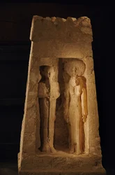 Um santuário de pé livre, um naos, de Ptah e Sekhmet, Novo Reino, 2002 (foto)