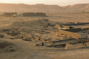Abydos, Vista geral do recinto cerimonial do Faraó Aha da 1ª dinastia, cerca de 2950 a.C.,..., 2005 (foto)
