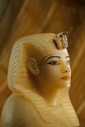 Rolha canópica de alabastro do túmulo de Tutankhamon com a forma de um retrato de mulher, 2009 (foto)