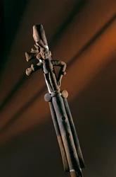 Flauta de cerâmica, artefacto da casa de um nobre em Aguateca, capital maia 700-800 d.C., Guatemala, 2006 (foto)