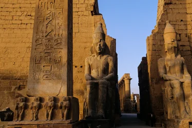 Estátua colossal de Ramsés II (o Grande) , em frente ao pilone, Templo de Luxor, Festiv..., 2001 (foto)